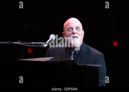 Las Vegas, NV, USA. Apr 30, 2016. Billy Joel présents pour Billy Joel en concert, T-Mobile Arena, Las Vegas, NV le 30 avril 2016. © James Atoa/Everett Collection/Alamy Live News Banque D'Images