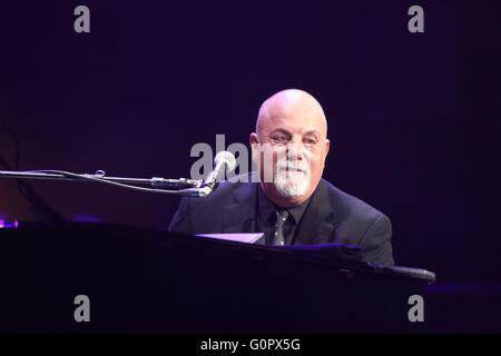 Las Vegas, NV, USA. Apr 30, 2016. Billy Joel présents pour Billy Joel en concert, T-Mobile Arena, Las Vegas, NV le 30 avril 2016. © James Atoa/Everett Collection/Alamy Live News Banque D'Images