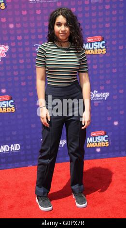 Los Angeles, CA, USA. Apr 30, 2016. Alessia Cara aux arrivées pour 2016 Disney Radio Music Awards, Microsoft Theatre, Los Angeles, CA, 30 avril 2016. © Elizabeth Goodenough/Everett Collection/Alamy Live News Banque D'Images