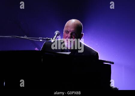 Las Vegas, NV, USA. Apr 30, 2016. Billy Joel présents pour Billy Joel en concert, T-Mobile Arena, Las Vegas, NV le 30 avril 2016. © James Atoa/Everett Collection/Alamy Live News Banque D'Images