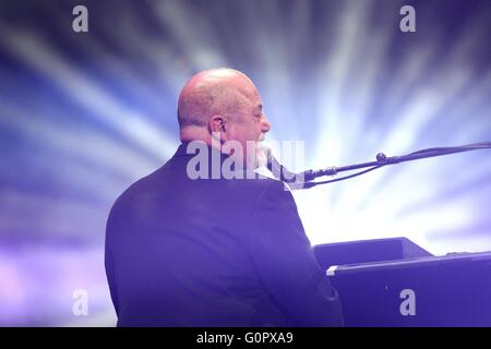 Las Vegas, NV, USA. Apr 30, 2016. Billy Joel présents pour Billy Joel en concert, T-Mobile Arena, Las Vegas, NV le 30 avril 2016. © James Atoa/Everett Collection/Alamy Live News Banque D'Images