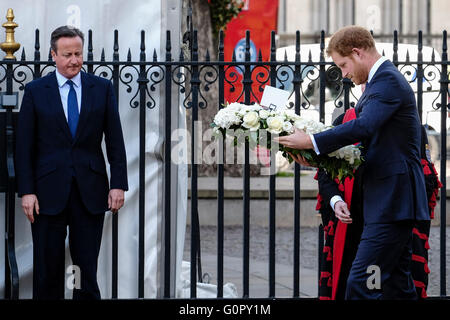 Service de commémoration pour les victimes des attaques terroristes de 2015 en Tunisie le 12/04/2016 à l'abbaye de Westminster, Londres. Sur la photo : le prince Harry dépose une couronne comme David Cameron, Premier Ministre et receveur général de l'abbaye de Westminster Sir Stephen Lamport. Banque D'Images