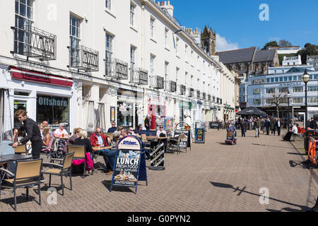 Bars et cafés à Vaughan Parade par le port de Torquay dans le Devon Banque D'Images