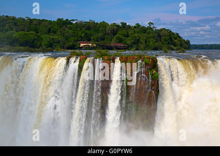 Célèbre d'Iguazu à la frontière entre l'Argentine et le Brésil