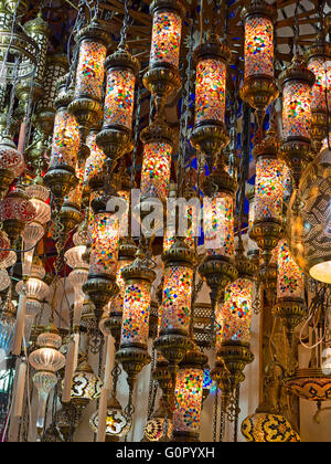 Les lampes traditionnelles turques sur le marché Banque D'Images