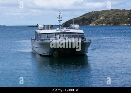 La Nouvelle Zélande, l'île Stewart aka Rakiura, la troisième plus grande île du pays. Halfmoon Bay (Oban). Stewart Island Ferry. Banque D'Images