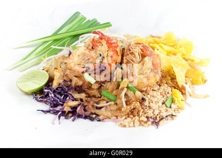 Nouilles frites style thaï aux crevettes. Nouilles sauté aux crevettes dans (Pad Thaï) Thai Cuisine couleur blanc sur l'alimentation de l'enrubanneuse. Banque D'Images