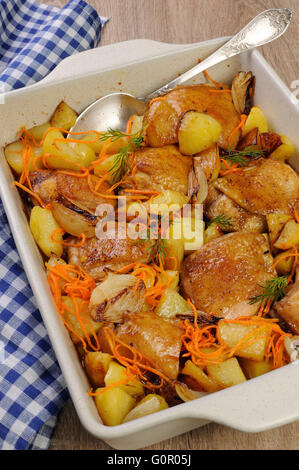 Poulet rôti aux pommes de terre et légumes en rôtissoire céramique Banque D'Images