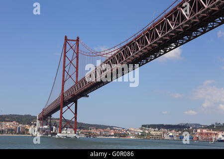 24 avril pont suspendu enjambant le Tage à Lisbonne, Portugal. Golden Gate de Lisbonne. Banque D'Images