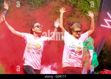 Coureurs prenant part à un organisme de bienfaisance color run à l'université de Central Lancashire à Preston sont fouettés avec de la peinture Banque D'Images