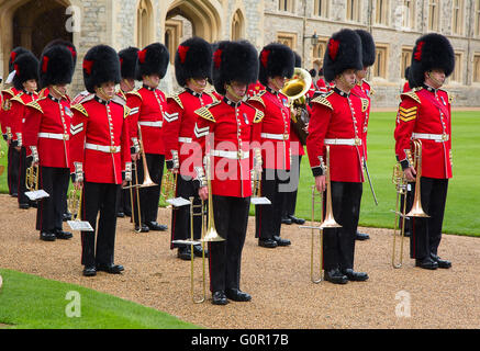 WINDSOR - 16 avril : des inconnus des membres de la garde royale au cours de la cérémonie de changement le 16 avril 2016 à Windsor, United King Banque D'Images