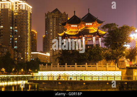 Vue de la nuit de Hejiang pavillon avec belle illumination dans Chengdu, province du Sichuan, Chine. Le pavillon est à l'endroit Banque D'Images