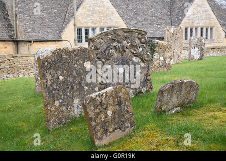 Les pierres tombales sur le cimetière abandonné Banque D'Images