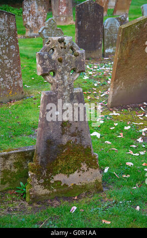 Les pierres tombales sur le cimetière abandonné Banque D'Images