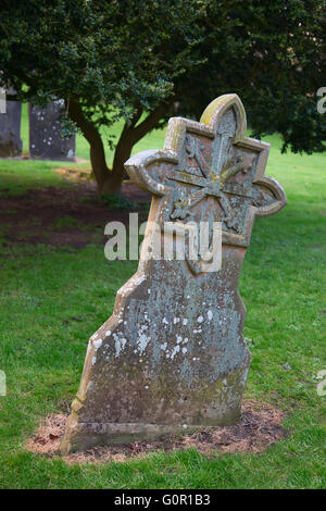 Les pierres tombales sur le cimetière abandonné Banque D'Images