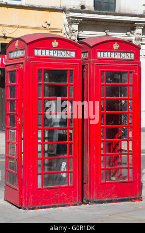 Cabine téléphonique rouge célèbre à Londres, Royaume-Uni Banque D'Images