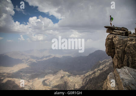 Randonneurs dans la montagne en Oman, près de Jebel Shams, le plus haut sommet au Moyen-Orient Banque D'Images