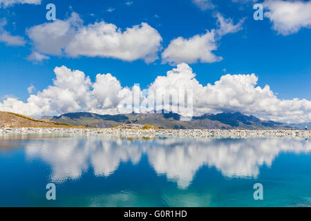 Vue imprenable sur le Fallbodensee (lac) sur l'Oberland bernois avec la réflexion de nuages et de chaînes de montagnes, la Suisse. Banque D'Images