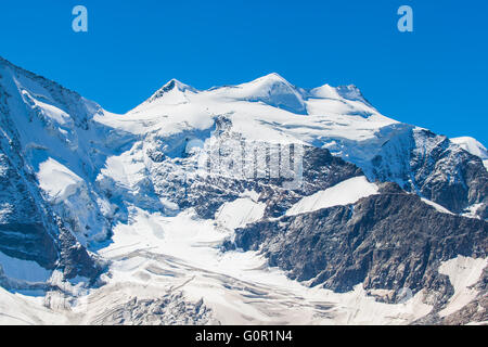 Fermer voir le Piz Bellavista de Diavolezza sur une journée ensoleillée. C'est une montagne de Bernina massif dans les Alpes orientales et loca Banque D'Images