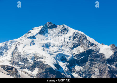 Compte tenu de la proximité de Piz Bernina Diavolezza sur une journée ensoleillée. C'est la la plus haute montagne dans les Alpes orientales et en C Banque D'Images