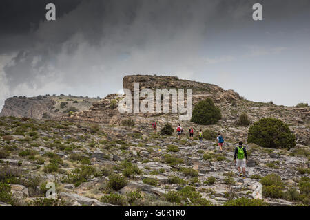 Randonneurs dans la montagne en Oman, près de Jebel Shams, le plus haut sommet au Moyen-Orient Banque D'Images