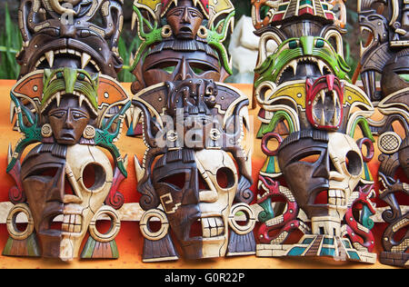 Mayan masques en bois sur le marché de rue Banque D'Images