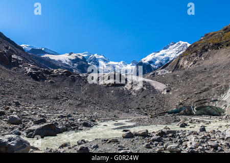 Vue imprenable sur le massif de la Bernina et le glacier Morteratsch en Engadine Suisse. Banque D'Images