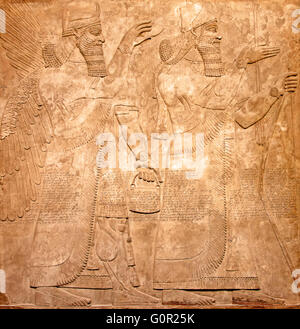 Sumérien antique sculpture sur pierre avec l'écriture cunéiforme l'écriture de scripts Banque D'Images