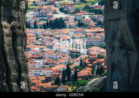 Vue sur les toits rouges de la ville de Kalambaka les immeubles à travers les roches de rochers des météores, Grèce Banque D'Images