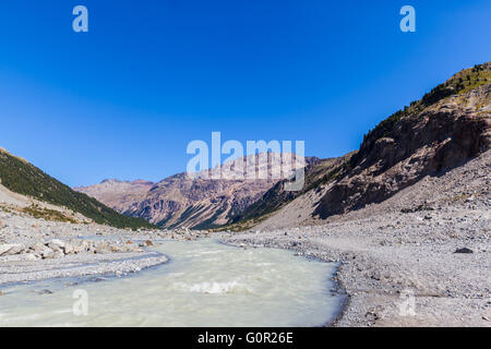 Belle vue sur Alpes Livigno il des Alpes suisses y compris Piz Albris dans la vallée avec la rivière de la glace fondante de Mo Banque D'Images