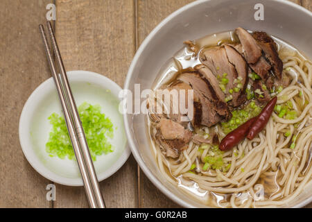 Nouilles de style chinois avec compote de porc Banque D'Images