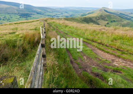 La Grande crête avec la vallée d'Edale à gauche, Derbyshire, Peak District, Angleterre, Royaume-Uni. Banque D'Images