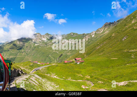 Belle vue sur les Alpes sur le train à vapeur vers le Brienzer Rothorn, sur l'Oberland bernois, en Suisse. Banque D'Images