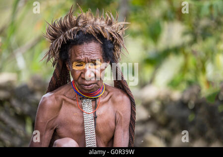 Femme de la tribu Dani dans un village de l'Ugem en Papouasie occidentale, en Indonésie Banque D'Images