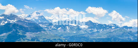 Vue panoramique des trois célèbres sommets des Alpes suisses sur l'Oberland bernois en Suisse : Eiger, Mönch et Jungfrau. Banque D'Images