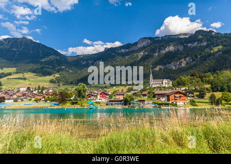 Vue imprenable sur la petite ville de Lungern sur le bord du lac de Lungernsee sur Oberland bernois de la Suisse. Cette ville se trouve sur la Banque D'Images