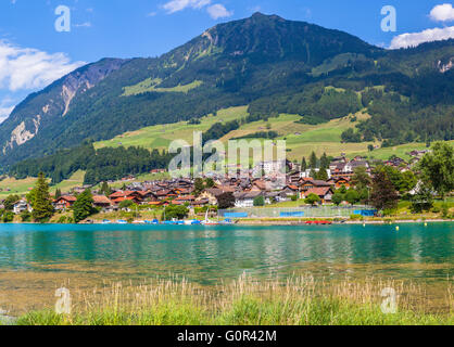 Vue imprenable sur la petite ville de Lungern sur le bord du lac de Lungernsee sur Oberland bernois de la Suisse. Cette ville se trouve sur la Banque D'Images