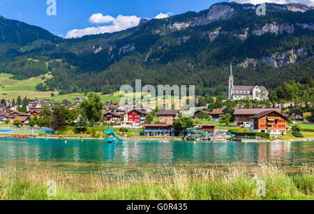 Vue imprenable sur la petite ville de Lungern sur le bord du lac de Lungernsee sur Oberland bernois de la Suisse. Cette ville se trouve sur la Banque D'Images