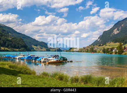 Vue panoramique de la lac Lungernsee (Giswil) sur l'Oberland bernois en Suisse. Ce lac se trouve sur la ligne de chemin de fer entre Lu Banque D'Images