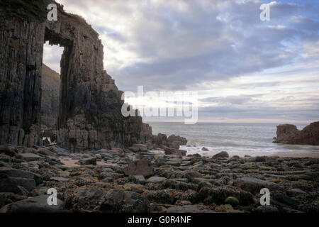 Portes de l'église rock formation in Skrinkle Haven cove avec lave-surf sur les roches, Lydstep, Pembrokeshire, Pays de Galles, , Europe Banque D'Images