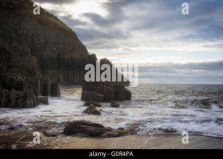 Portes de l'église rock formation in Skrinkle Haven cove avec lave-surf sur les roches, Lydstep, Pembrokeshire, Pays de Galles, , Europe Banque D'Images