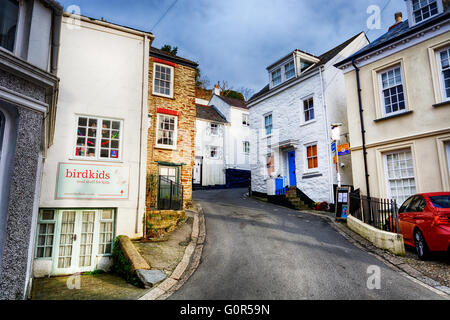 Fowey est une ville et le port de Cornouailles, sur la côte sud des Cornouailles, avec de belles rues étroites et un havre pour les petits bateaux Banque D'Images