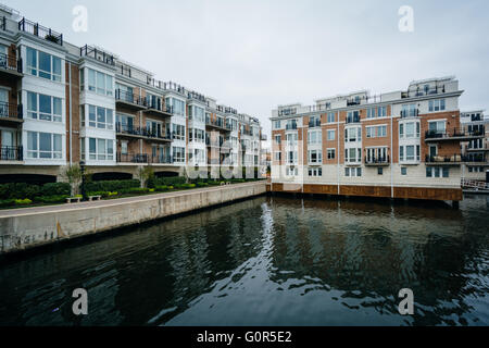 Appartement bord de bâtiments à l'intérieur du port, à Baltimore, Maryland. Banque D'Images