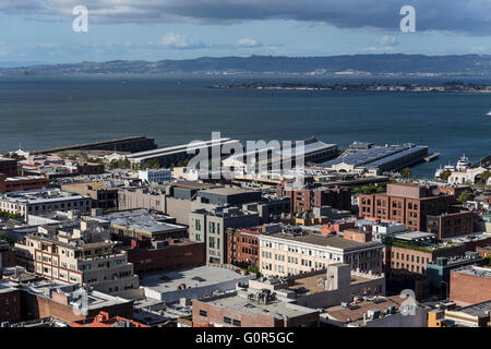 Front de mer de la baie de San Francisco avec vue sur les quais d'Oakland. Banque D'Images