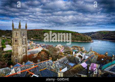 Fowey est une ville et le port de Cornouailles, sur la côte sud des Cornouailles, avec de belles rues étroites et un havre pour les petits bateaux Banque D'Images