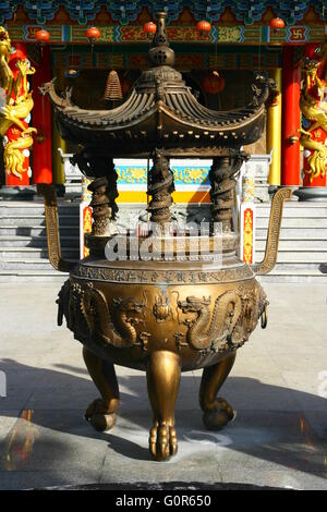 Encensoir géant pour joss stick avec filigrane dragon artistique au Temple chinois au Sarawak, Malaisie Banque D'Images