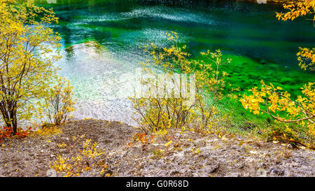 L'un des lacs Grassi près de la ville de Canmore dans les Rocheuses canadiennes montrant outre de la couleurs minérales. Banque D'Images