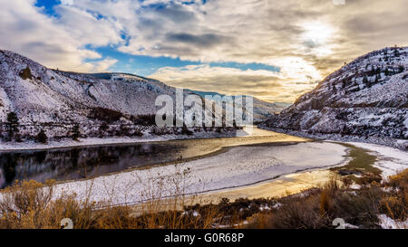 Coucher de soleil sur le paysage d'hiver de la vallée de la rivière Thompson semi-aride dans le centre de la Colombie-Britannique, Canada Banque D'Images