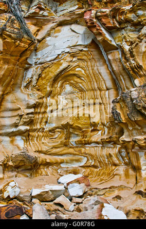 L'Australie, Nouvelle Galles du Sud, Côte Centrale, Bouddi National Park, merveilleusement paterned Hawksbury au grès Maitland Bay. Banque D'Images