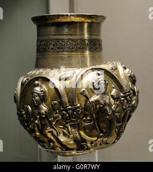 Art sassanide Vase avec des figures féminines. L'argent;pourchasser, dorure. L'Iran. 5e-6e siècles. Trouvé une partie d'un trésor dans la région de Perm. Le Musée de l'Ermitage. Saint Petersburg. La Russie. Banque D'Images